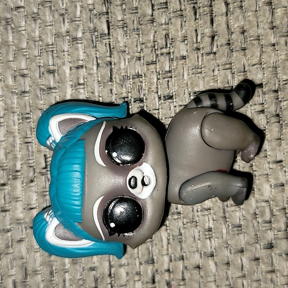 LOL Surprise Pets Fuzzy Pets Wave 1 Racoon-stronaut